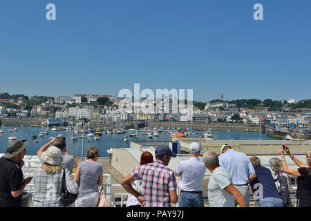 I passeggeri del traghetto che arrivano a St Peter Port Guernsey, Isole del Canale Foto Stock