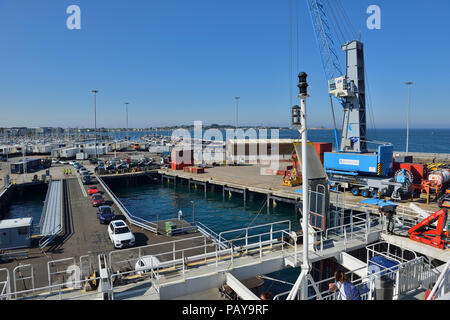 Vetture imbarco HSC Condor liberazione, Condor Ferries Guernsey Terminale, St Peter Port, Isole del Canale Isole britanniche Foto Stock