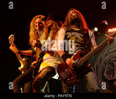 HOLLYWOOD FL - 05 agosto: Joel Hoekstra, Reb Beach e Michael Devin di Whitesnake eseguire all'Hard Rock Live presso il Seminole Hard Rock Hotel & Casino il 5 agosto 2015 in Hollywood Florida Persone: Joel Hoekstra, Reb Beach, Michael Devin Foto Stock