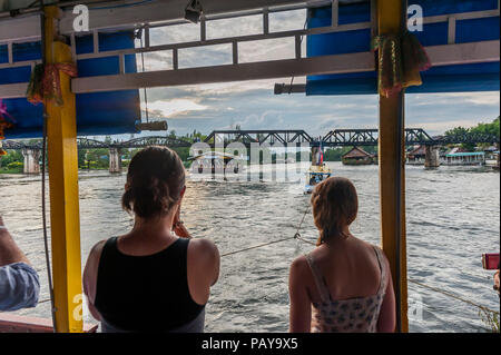 I turisti su una barca floating verso il ponte sul fiume Kwai. Kanchanaburi. Della Thailandia Foto Stock