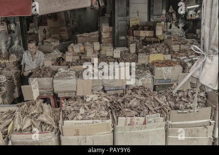 Essiccato e pesce salato store Bangkok, Tailandia. Foto Stock