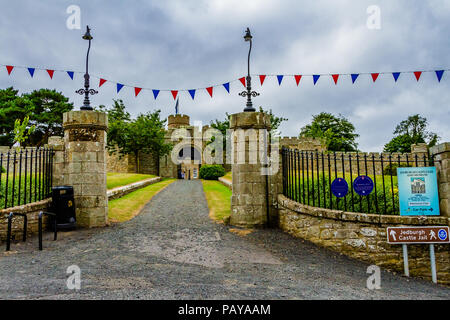 Viale di ingresso al castello a Jedburgh & Gaol Museum, alloggiato nella città del vecchio carcere Vittoriano, Jedburgh, Scotland, Regno Unito. Foto Stock