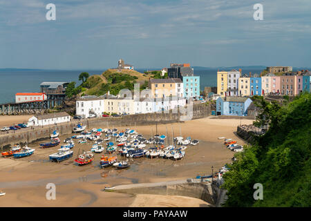 La graziosa cittadina di Tenby, Pembrokeshire, Wales, Regno Unito. Case colorate circondano il porto e la spiaggia Nord. Foto Stock