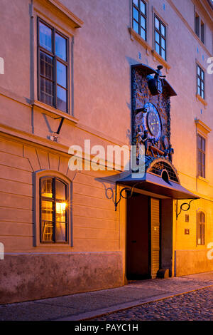 Il luppolo tempio con orologio astronomico in Zatec città. Repubblica ceca. Foto Stock