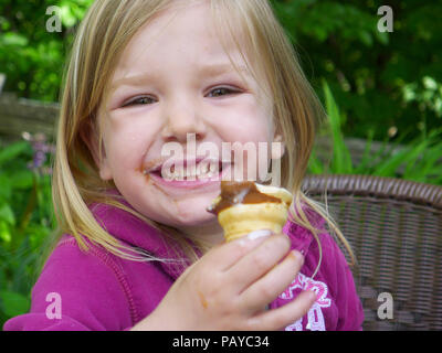 Una bambina (3 anni) di mangiare un gelato Foto Stock