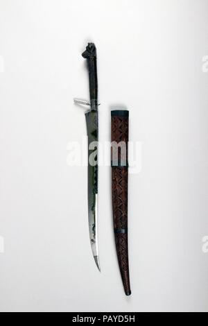 Coltello (Flyssa) con guaina. Cultura: marocchina. Dimensioni: H. con guaina 16 1/4 in. (41,3 cm); H. senza guaina 15 1/8 in. (38,4 cm); H. della lama 10 3/4 in. (27,3 cm); W. 1. (2,5 cm); Wt. 5.5 oz. (155,9 g); peso di guaina 1.4 oz. (39,7 g). Data: eventualmente del XIX secolo. Museo: Metropolitan Museum of Art di New York, Stati Uniti d'America. Foto Stock