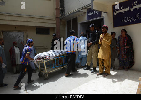 Quetta, Pakistan. Il 24 luglio, 2018. Di sicurezza pakistane funzionari ispezionare un sito di suicidio bomba vicino a stazione di polling a Quetta. Almeno 31 elettori inclusi cinque poliziotto e due bambini sono stati uccisi e più di venti persone sono state ferite attentato suicida in Bhoosa mandi a Quetta. Credito: Muhammad Arshad/Pacific Press/Alamy Live News Foto Stock