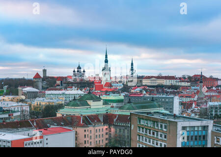 Vista aerea città vecchia a NUVOLOSO TRAMONTO, Tallinn, Estonia Foto Stock