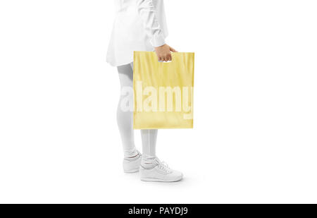 Giallo vuota il sacchetto in plastica mockup tenendo la mano. Donna tenere premuto Clear carrier sac mock up. Plain bagful modello di branding. Shopping trasportare nelle persone Foto Stock