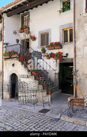 Belle facciate in ripida viuzza. Il villaggio di montagna - circa 1400 m sopra il mare - Pescocostanzo in Abruzzo, Italia Foto Stock