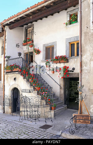 Belle facciate in ripida viuzza. Il villaggio di montagna - circa 1400 m sopra il mare - Pescocostanzo in Abruzzo, Italia Foto Stock