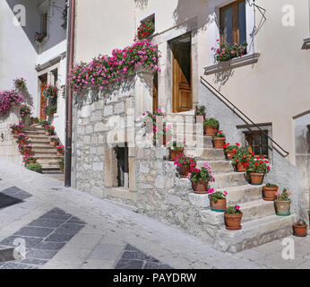 Belle facciate in ripida viuzza. Il villaggio di montagna - circa 1400 m sopra il mare - Pescocostanzo in Abruzzo, Italia Foto Stock