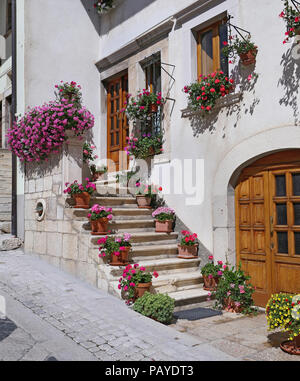 Belle facciate in ripida viuzza. Il villaggio di montagna - circa 1400 m sopra il mare - Pescocostanzo in Abruzzo, Italia Foto Stock