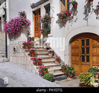 Belle facciate in ripida viuzza. Il villaggio di montagna - circa 1400 m sopra il mare - Pescocostanzo in Abruzzo, Italia Foto Stock