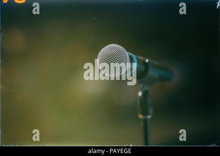 Classic Vintage microfono sul palco, bella vecchia scuola di toni Foto Stock