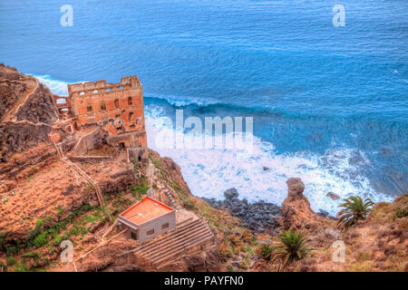 Rovine storiche della chiesa del castello sulla spiaggia di Los Realejos area nella regione Garachio, in Tenerife - Spagna Foto Stock