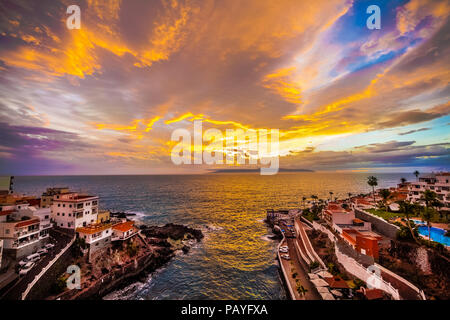 Vivace tramonto su Puerto de Santiago inTenerife isola Foto Stock