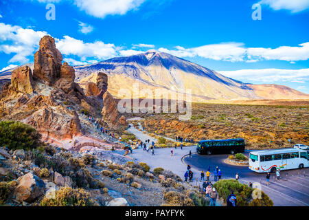 Tenerife, Spagna - 27 November, 2017: veduta aerea il famoso monte Teide e Garcia pietra che viene visitata da turisti provenienti da tutto il mondo in su Foto Stock