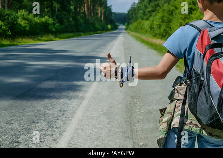 Adolescente mano autostop per il concetto di viaggio. In primo piano Foto Stock