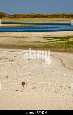 La corda e il cartello che indica la sezione chiusa al pubblico nel Slufter riserva olandese sul isola di Texel Foto Stock