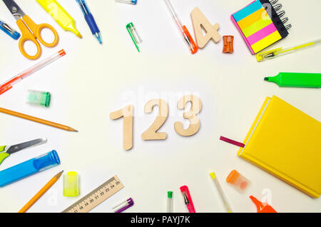 Matematica. numeri 1, 2, 3 sul banco di scuola. concetto di istruzione. torna a scuola. articoli di cancelleria. Sfondo bianco. adesivi colorati, penne, matite, Foto Stock