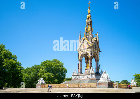 Albert Memorial, situato nel quartiere di Kensington Gardens Foto Stock