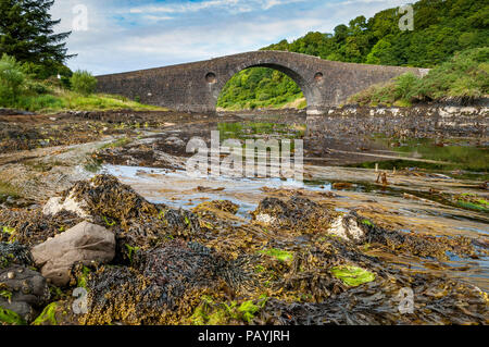 Il Clachan Bridge è un singolo-arcuato, hump-backed, ponte in muratura che ricoprono il Clachan Suono, vicino a Oban in Argyll, Scozia. Esso collega la costa ovest Foto Stock