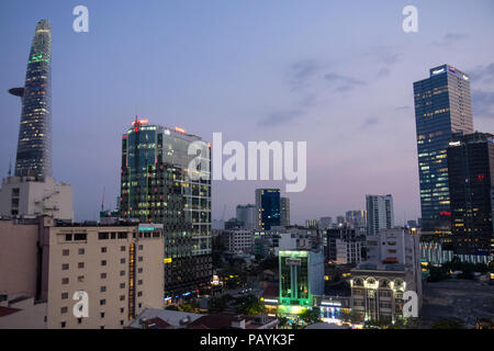 Vista del Biitexco torre finanziaria e centro di Saigon al tramonto visto dalla terrazza del bar del Hotel Caravelle, District 1 Ho Chi Minh City, Vietnam.