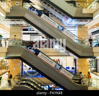 Scale mobili nell atrio della Vincom Shopping Centre nel distretto 1, Ho Chi Minh City, Vietnam. Foto Stock