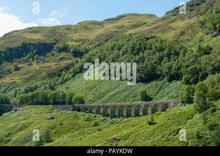 Ex linea ferroviaria viadotto ora un percorso walkers in Glen Ogle.The Glen Ogle rail trail. Perthshire. La Scozia. Foto Stock