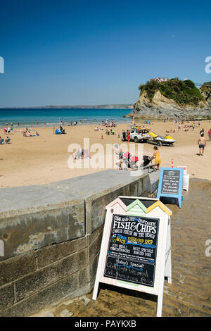 Pannelli pubblicitari per la tradizione pesce e patatine sull'approccio alla Towan Beach in Newquay, Cornwall Foto Stock