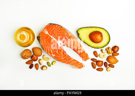 Selezione di un sano cibo grasso. Materie bistecca di salmone con ingredienti freschi con elevato tenore di grassi benefici Foto Stock