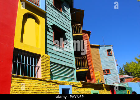 Gli edifici colorati lungo la strada di El Caminito situato a La Boca a Buenos Aires in Argentina in Sud America Foto Stock