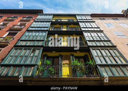 Edificio di Bilbao, vista dal livello della strada di un tipico stile basco edificio di appartamenti nella città vecchia (Casco Viejo) zona di Bilbao, Spagna settentrionale. Foto Stock