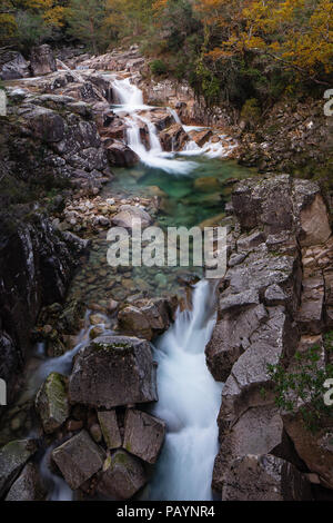 Fiume Homen cascate e. Mata da Albergaria, Geres su Geira Romana Foto Stock