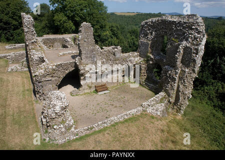 I resti della parte est del castello Llawhaden, un palazzo fortificato ricostruito nel fourtteenth centure Foto Stock