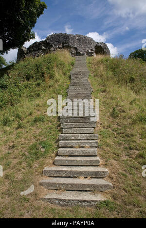 La scalinata in pietra che conduce fino a tumulo con reamins di Wiston Castle Foto Stock