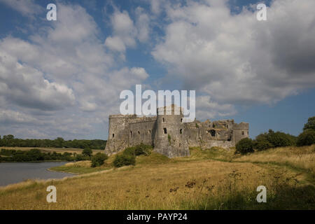 Carew Castle on warm parzialmente nuvoloso pomeriggio estivo Foto Stock