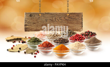Set di spezie e tavola di legno Foto Stock