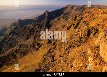 Steens Mountain front dal bordo est Vista, Steens Mountain Recreation Area, Oregon Foto Stock