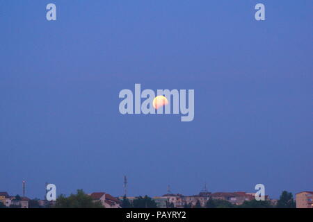 Eclissi di luna sulla città Foto Stock