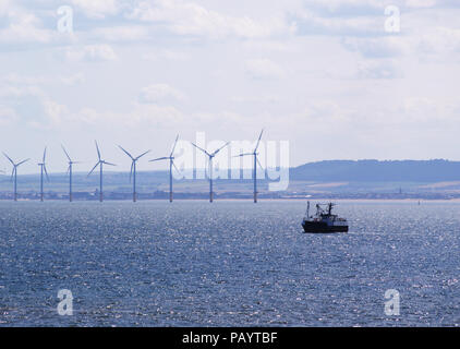 La pesca in barca a vela in Hartlepool passato del parco eolico offshore di turbine Foto Stock