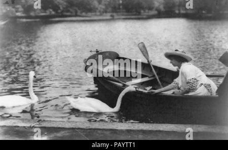 Helen Keller, mezza lunghezza verticale, rivolto verso sinistra, seduti in barca swan alimentazione, circa 1913 Foto Stock