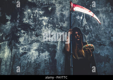 Vampiro bellissimo su sfondo di halloween Foto stock - Alamy