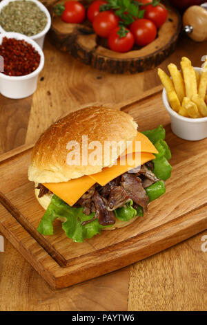 Hamburger di carne e patate fritte Foto Stock