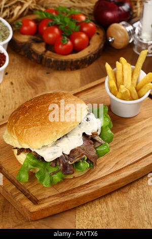 Hamburger di carne e patate fritte Foto Stock