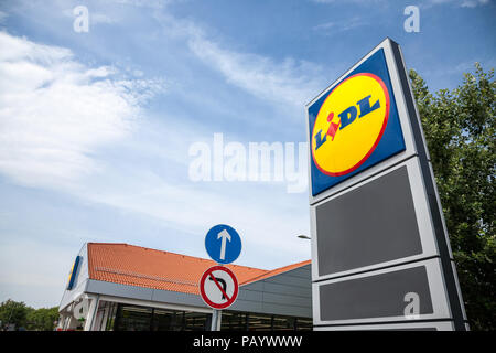 SZEGED, UNGHERIA - luglio 4, 2018: il logo di un supermercato Lidl a Szeged, Ungheria. Lidl è un tedesco globale sconto catena di supermercati diffusa attraverso tutta E Foto Stock