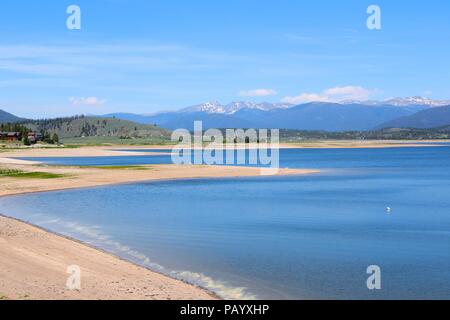 Colorado, negli Stati Uniti - Lago Granby vista con Montagne Rocciose in background. Parte di Arapaho National Recreation Area. Foto Stock