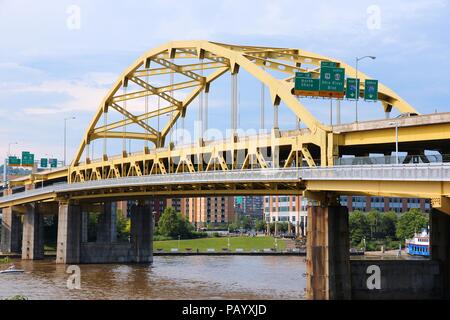Pittsburgh, Pennsylvania - città negli Stati Uniti. Fort Duquesne ponte sul fiume Allegheny. Fare doppio adorna Bowstring ponte di Arco Foto Stock