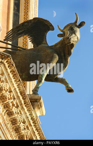 Dettaglio del Duomo di Orvieto, Umbria, Italia Orvieto è nota per la sua cattedrale gotica, o duomo. La chiesa è a strisce bianche in travertino e verdastro Foto Stock